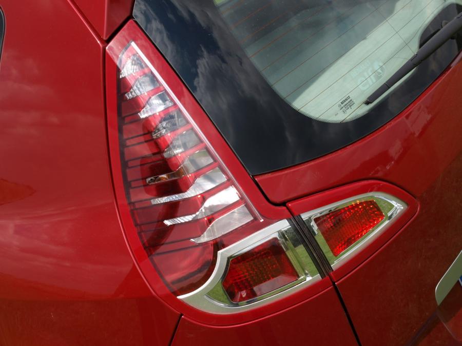 Логотип Renault Scenic 2009 года  (фото 21 из 44)